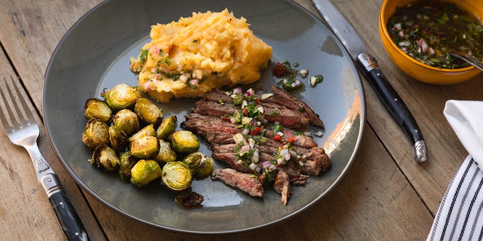 Bavette met chimichurri, aardappelpuree en ovenbake van spruitjes | Maaltijdbox recepten