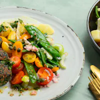 Aardappelsalade met overjarige kaas-spinazieballetjes