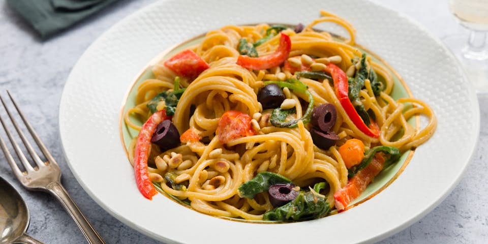 Groenten carbonara met pijnboompitjes en zwarte olijven | Maaltijdbox recepten