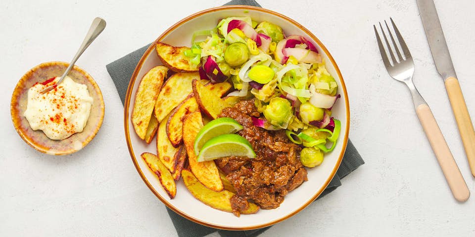 BOON saté met Beemster Valery wedjes en pittige prei-spruiten-roodlof wok met sambal van Oma Dée | Maaltijdbox recepten