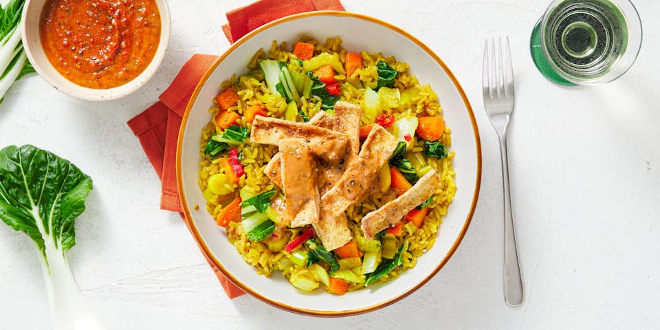 Nasi met krokante tofu en katjangsaus van Bartje Boemboe | Recepten uit onze maaltijdboxen