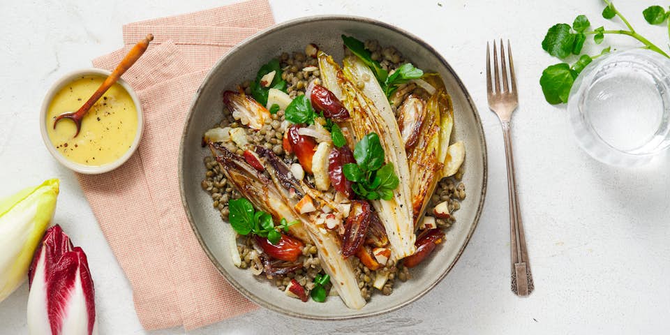 Rood-witlofsalade met linzen, dadels en paranoten | Maaltijdboxrecepten