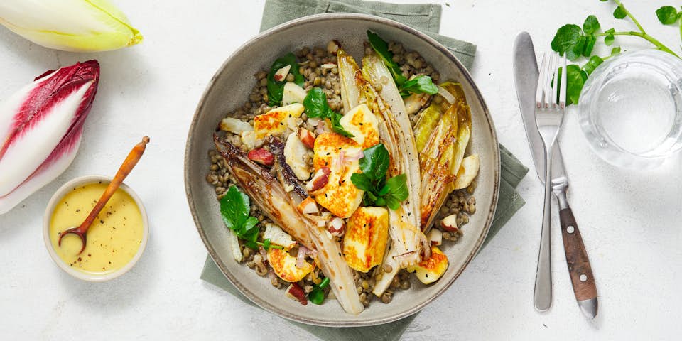 Rood-witlofsalade met linzen, grillkaas en paranoten | Maaltijdbox recepten