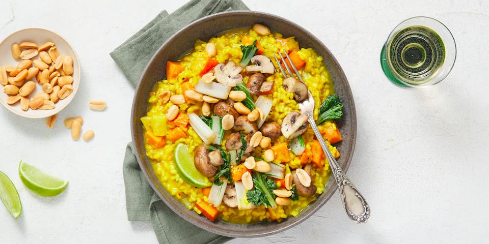 Pompoencurryrisotto met champignons, paksoi en pinda’s