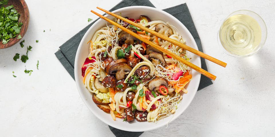 Noedelsalade met tempeh, sesam en kiemen sprouty | Maaltijdbox recepten