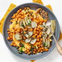 Winterse puree met tasty chickpeas, ovengroenten en kappertjesdressing