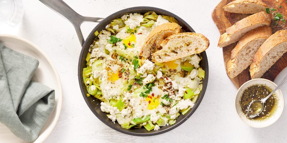 Groene shakshuka met feta, za’atar en ciabatta | Maaltijdbox recepten