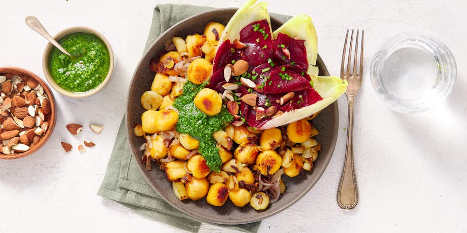 Zoete aardappel gnocchi met pesto en witlof-bietensalade met amandelen | Maaltijdbox recepten
