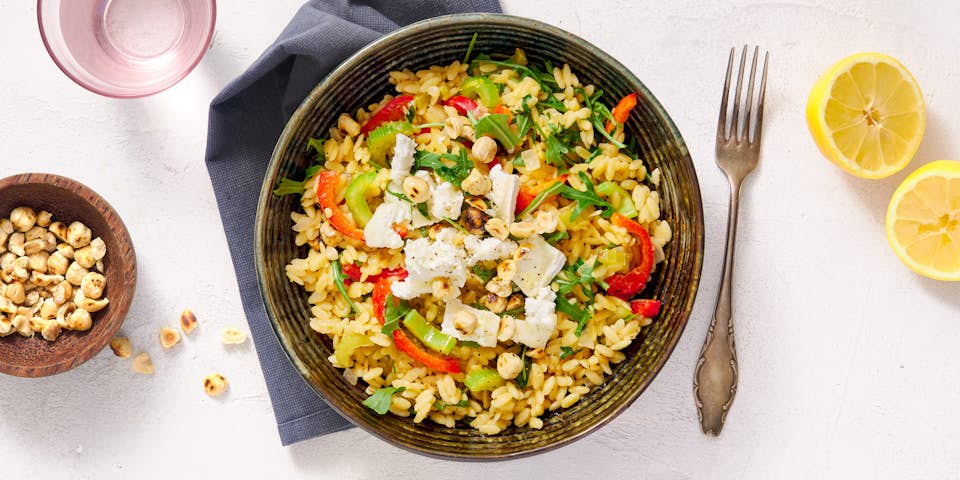 Orzo met paprika, rucola, geitenkaas buche en hazelnoten | Maaltijdbox recepten