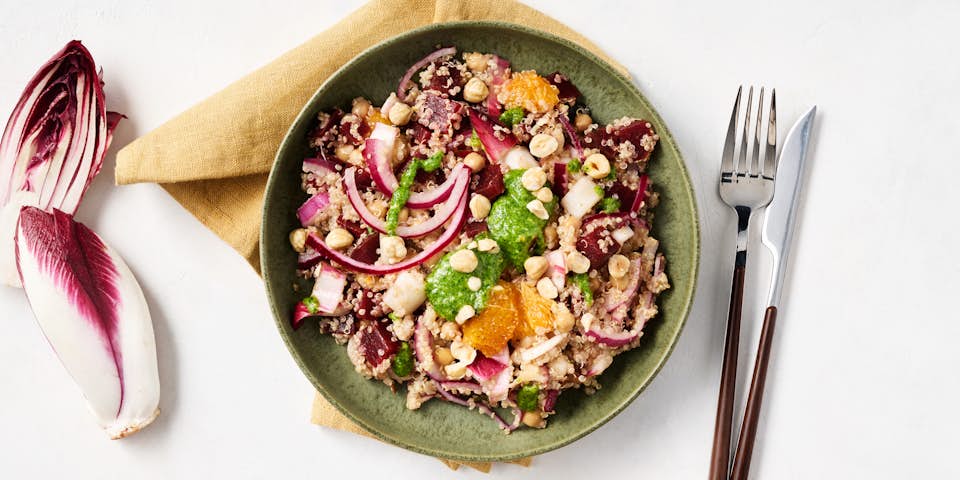 Maaltijdsalade van Hollandse quinoa, rode biet, hazelnoten en kruidenolie | Maaltijdbox recepten