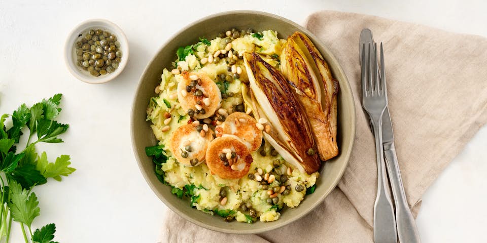 Geitenkaas met pijnboompitten, kappertjes, witlof en peterseliepuree | Maaltijdbox recepten