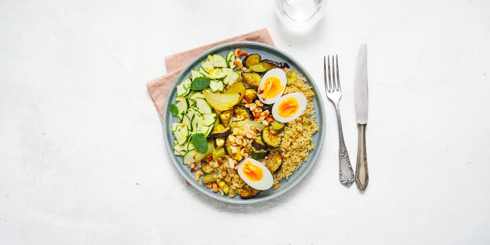 2025 24 VEGA Vegeree met ei cashewnoten en frisse courgettesalade