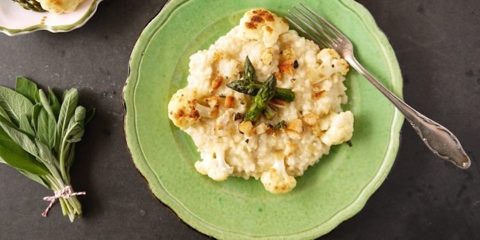 2977 risotto met groene asperges taleggio en kruidige pangrattato