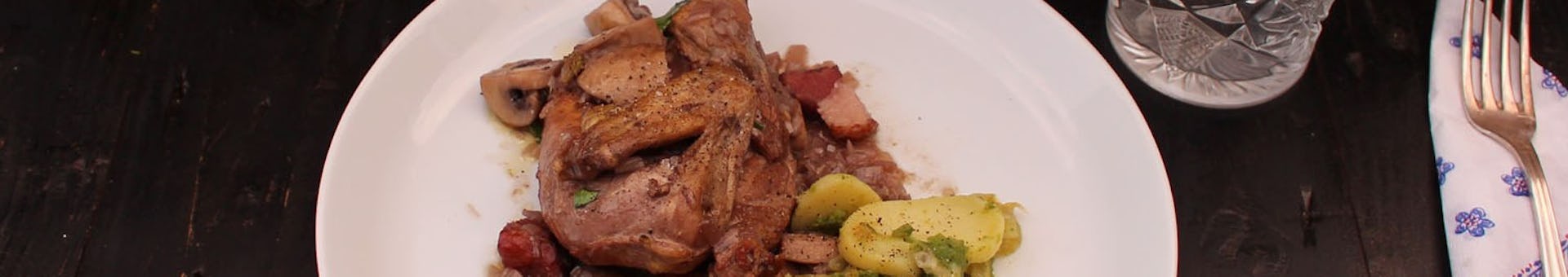 Coq au vin en tian au broccoli van Inger Boxsem