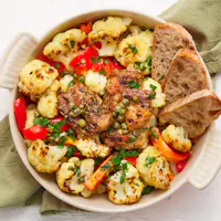 Provençaalse kip met bloemkool, paprika, venkel, landbrood en kappertjesvinaigrette