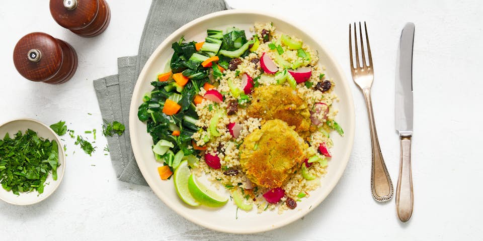 Kikkererwtenburgertjes met paksoi-wok en couscous | Maaltijdbox recepten