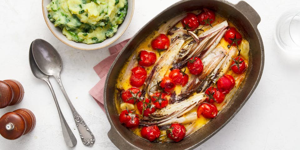 Vegan saganaki (gebakken vegan ‘feta’) met tomaatjes, roodlof en smeuïge puree met spinazie | Recepten uit onze maaltijdboxen
