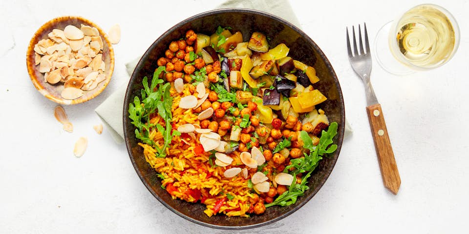 Pilav met aubergine, gele paprika, geroosterde kikkererwten en amandelschaafsel | Maaltijdbox recepten