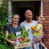 Leonore met maaltijdboxkrat en kind