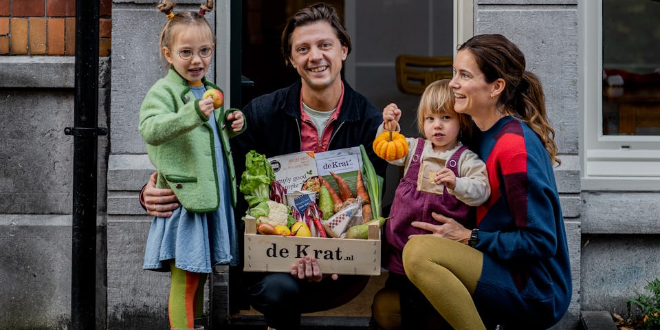 Een gezin met maaltijdbox krat