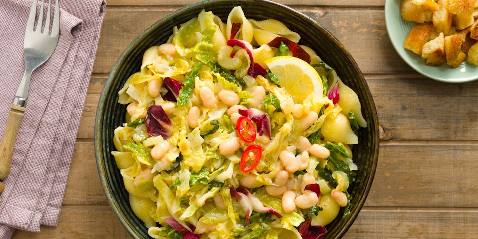 WK 7 VGN Pasta met veel groenten Young Dutch witte bonen citroenrasp en croutons