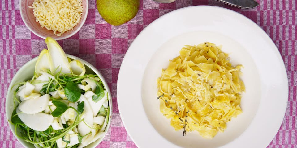 1260 Koolraap Tagliatelle Met Kaassaus En Een Salade Van Roodlof Peren En Winterpostelein