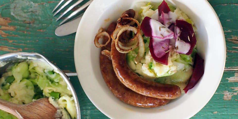 1306 Preipotje Met Chipolatas En Rode Bietensalade