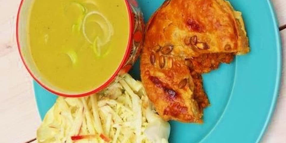 1327 Vega Pie Met Spitskoolsalade En Preiaardappelsoep