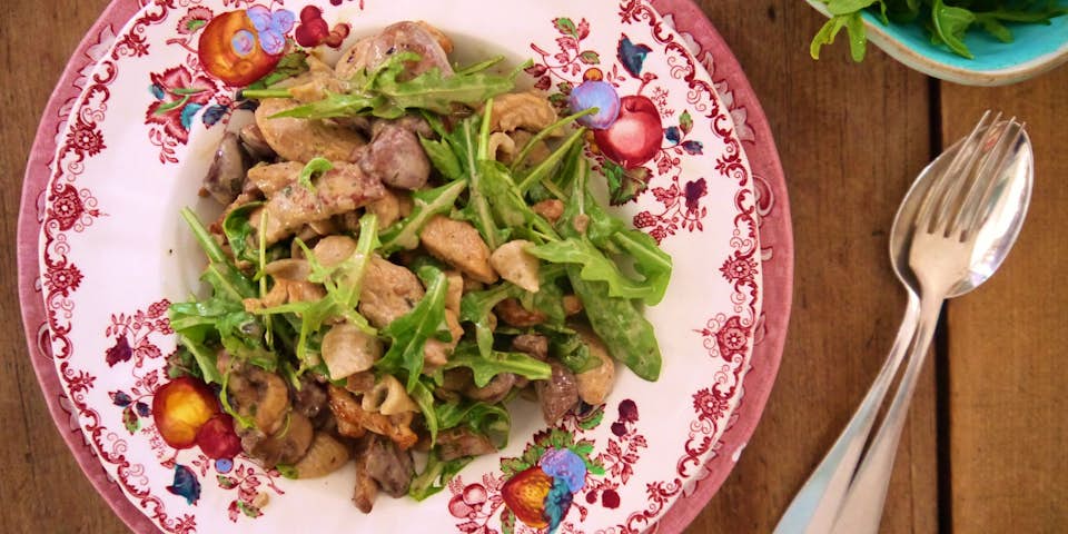 1340 Varkensreepjes In Romige Dragonsaus Met Pasta En Rucola