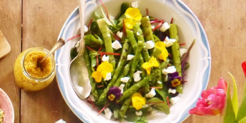 1360 Salade Van Groene Asperges Bietenblad Geitenkaas En Honing