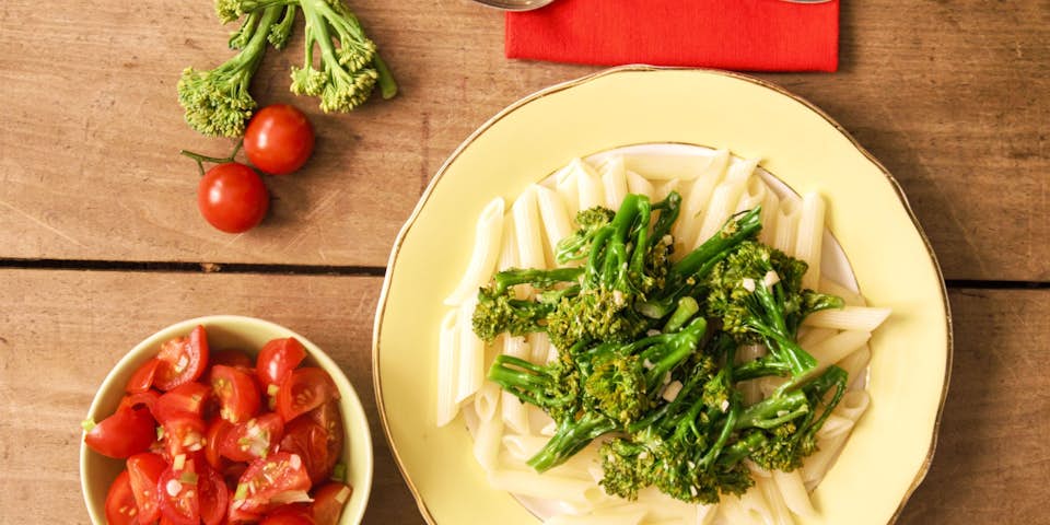 1399 Verse Penne Met Broccolischeuten En Frisse Tomatensla
