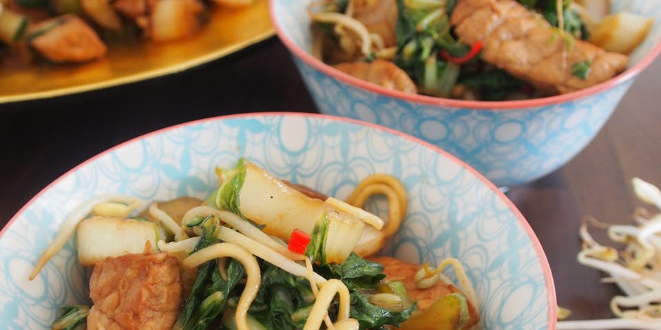 1437 Noedels Met Gewokt Kalfsvlees Paksoi En Rode Peper