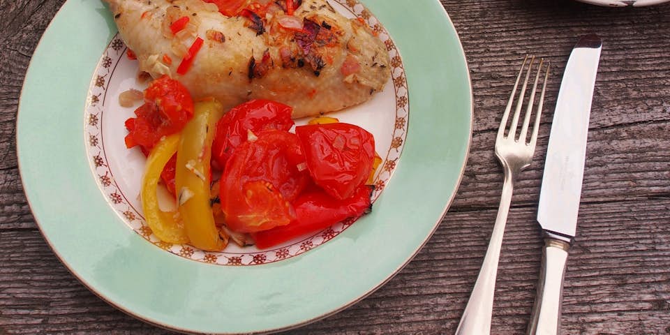 1466 Kip Diavolo Met Gekleurde Rijst Rode En Gele Paprika Tomaat En Rode Peper