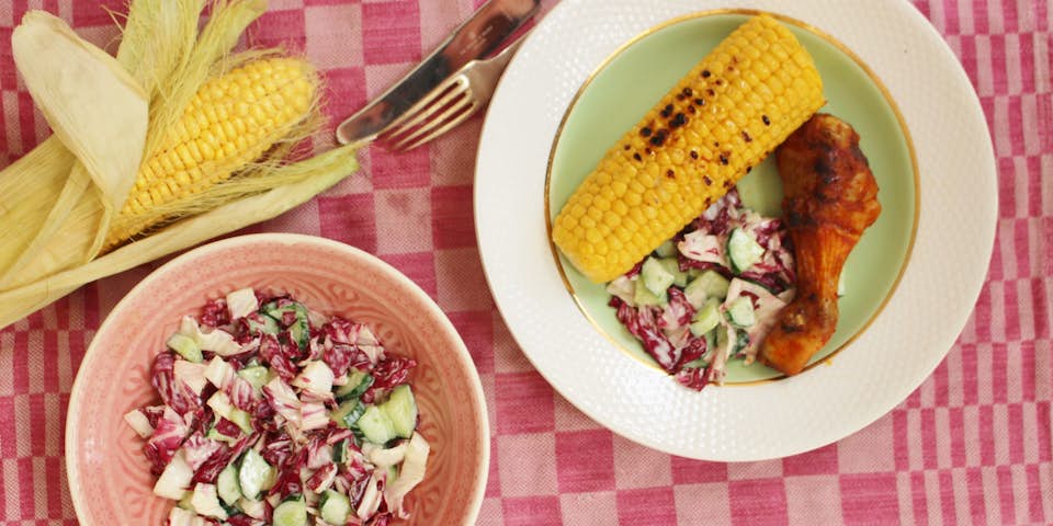 1524 Gegrilde Kippenpoten En Suikermais Met Minikomkommer En Radicchio Salade