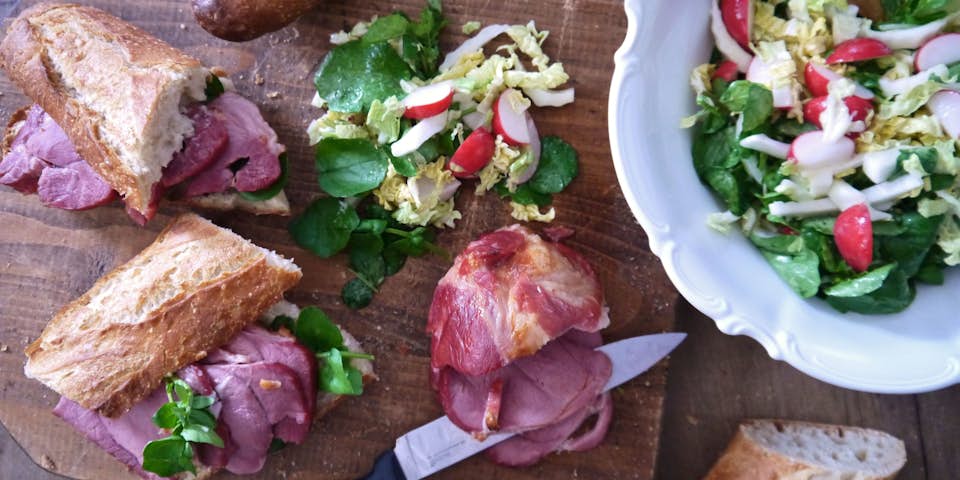 1560 Ready To Roast Lamsvlees Met Stokbrood En Een Waterkers Chinese Koolradijs Salade