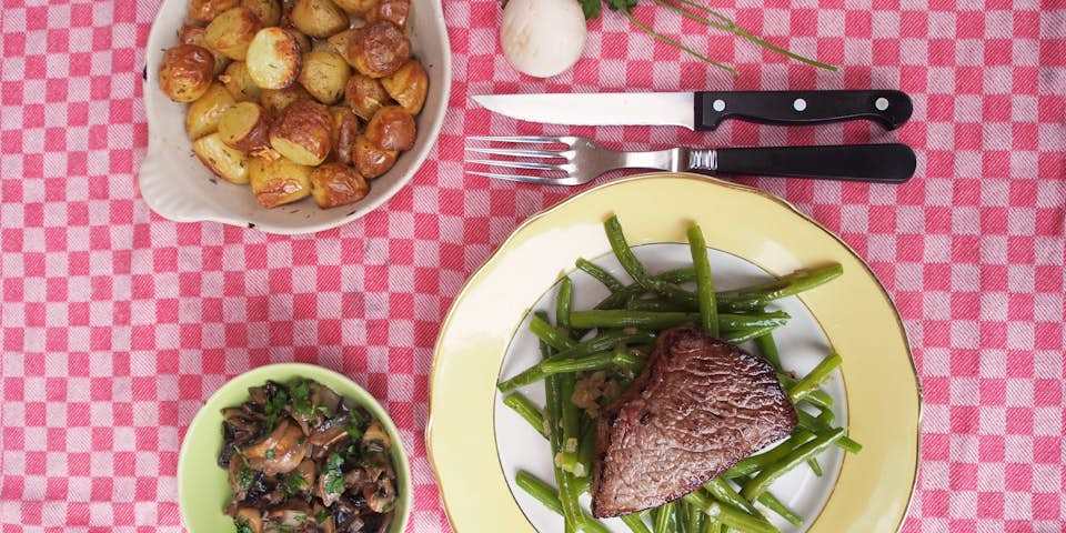 1648 Biefsstuk Met Champignon Roomsaus Sperziebonen En Gebakken Krieltjes