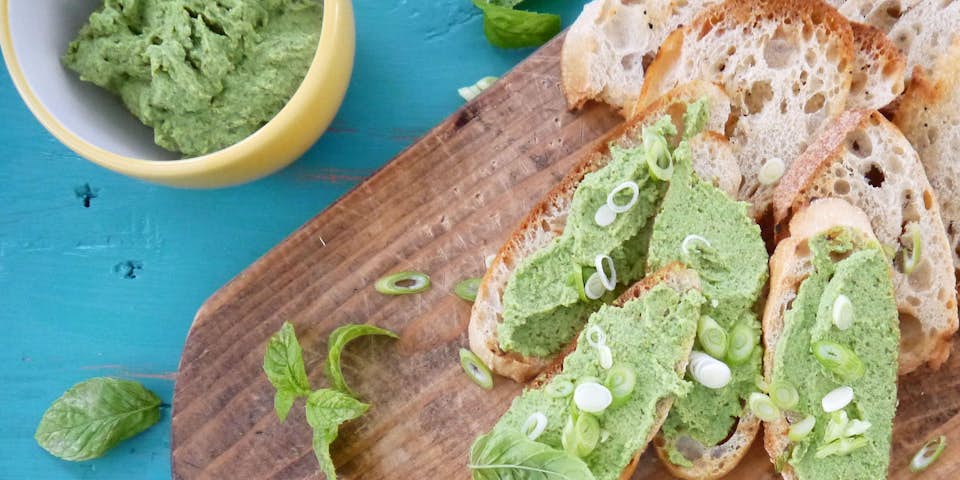 1659 bruschetta met dubbel gedopte tuinbonen en citroenricotta