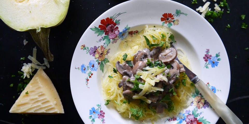 1829 Spaghettipompoen Met Gebakken Kastanje Champignons Rucola En Beemster Extra Belegen