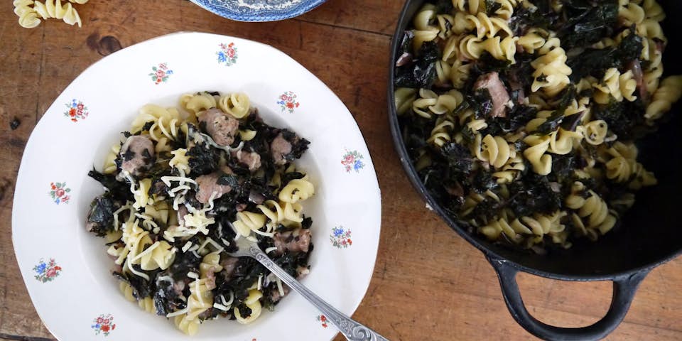 1874 Verse Pasta Met Paarse Boerenkool En Worst