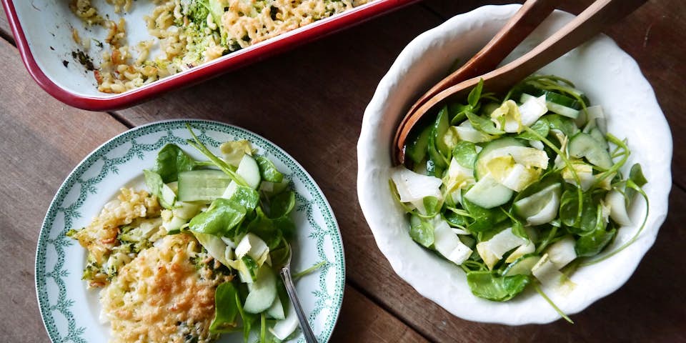 Mac and cheese met broccoli en witlof komkommer salade recept | Maaltijdboxen recept