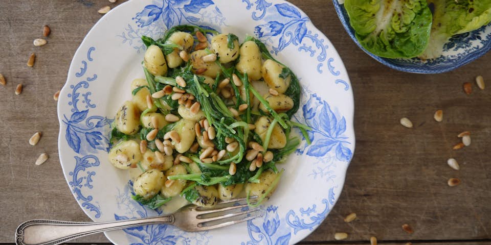 2221 Gnocchi Met Room Raapsteel En Pijnboompitjes