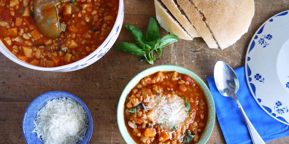 2236 Minestronesoep Met Schelpjespasta Parmezaanse Kaas En Turks Brood