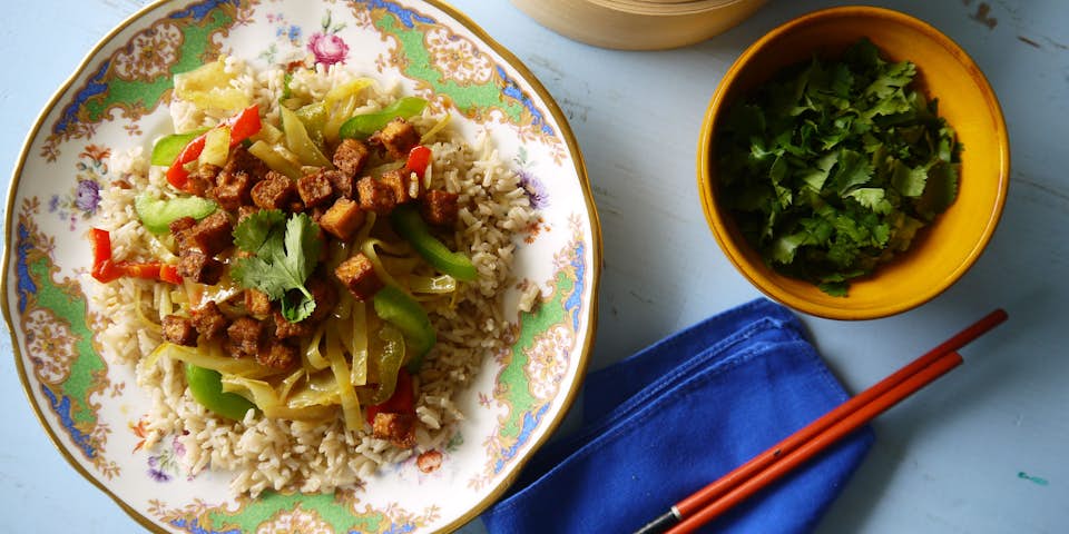 2248 Curry Van Witte Kool Met Spicy Tofu Blokjes En Rijst