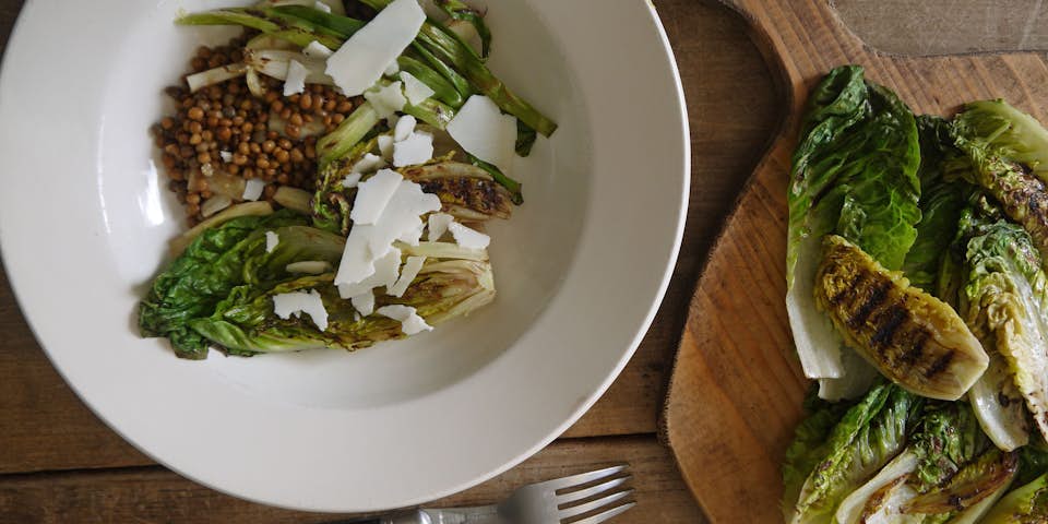 Gegrilde little gem met lente-ui, linzen en oude kaas | Maaltijdbox recepten