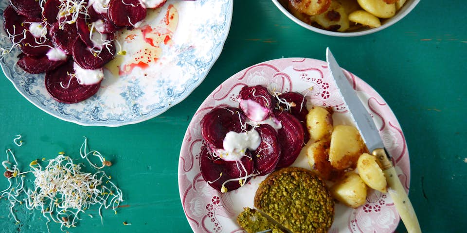 2351 Vegaburger Met Geroosterde Bosbietjes En Gebakken Aardappels
