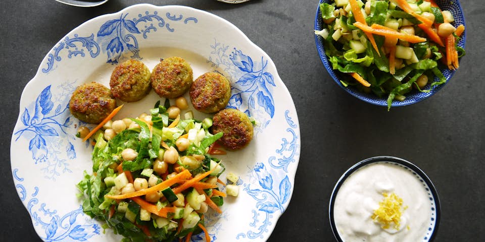 2380 Marokkaanse Salade Met Falafelballetjes En Yoghurtsausje