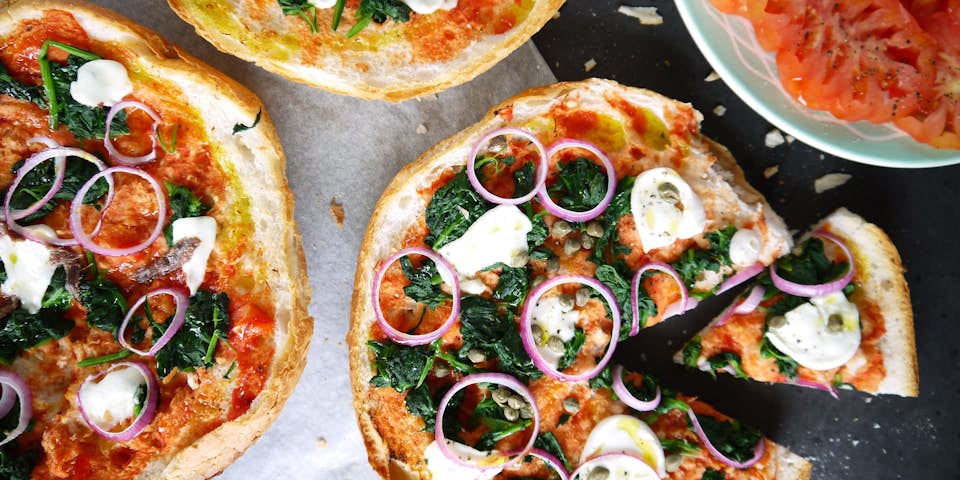 2453 Turks Broodpizza Met Spinazie Rode Ui Mozzarella En Ansjovis