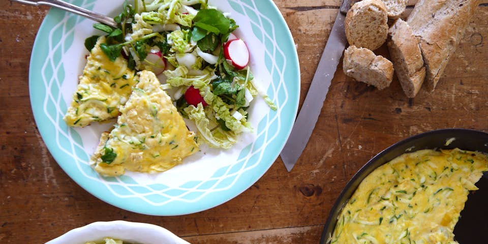 2458 Waterkers Salade Met Stokbrood En Een Courgettekaas Omelet
