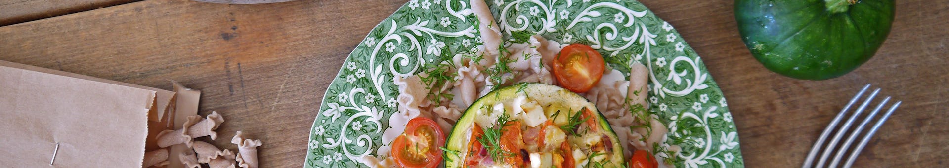 2510 Zappho Courgettes Gevuld Met Gerookte Zalm Dille En Tomaatjes Met Speltpasta