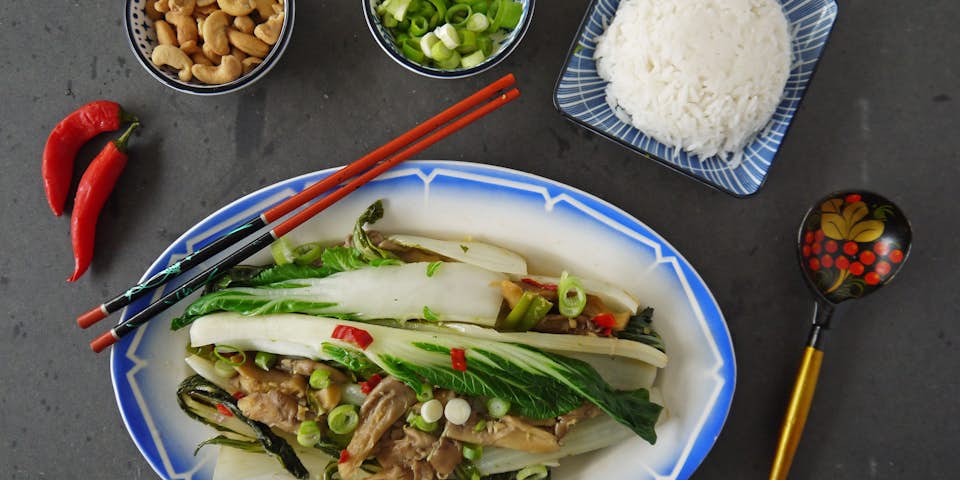 2611 Rijst Met Paksoi Oesterzwammen En Cashewnoten In Chinese Dressing